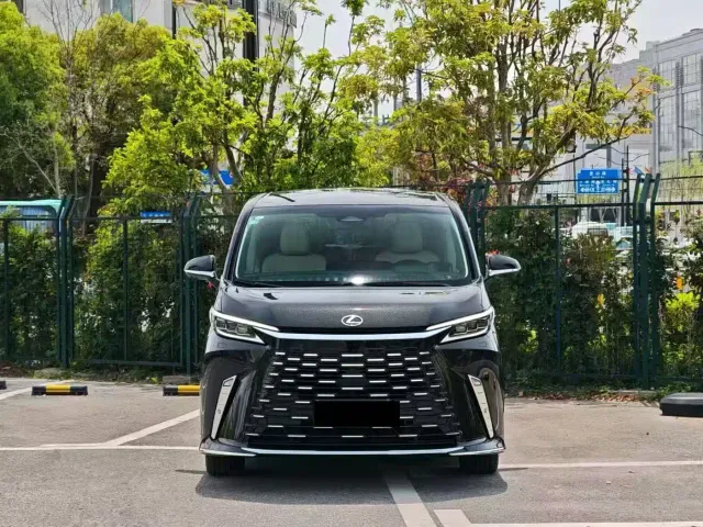 Фотография автомобиля — Lexus LM