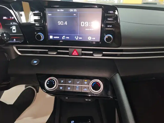 Hyundai Elantra — Фото автомобиля 12