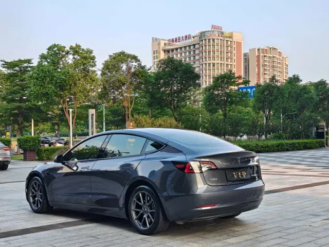 Tesla Model 3 — Фото автомобиля 15