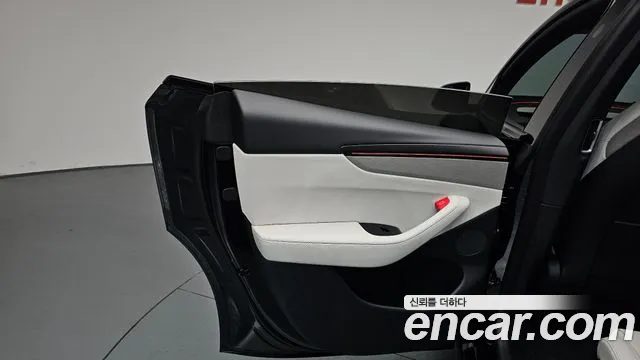 Tesla Model Y — Фото автомобиля 14