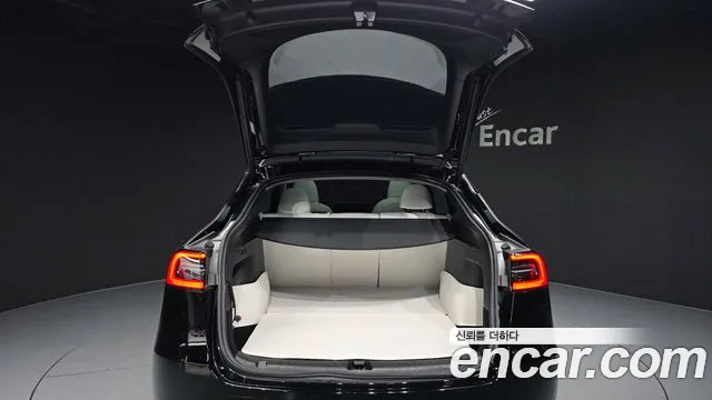 Tesla Model Y — Фото автомобиля 26