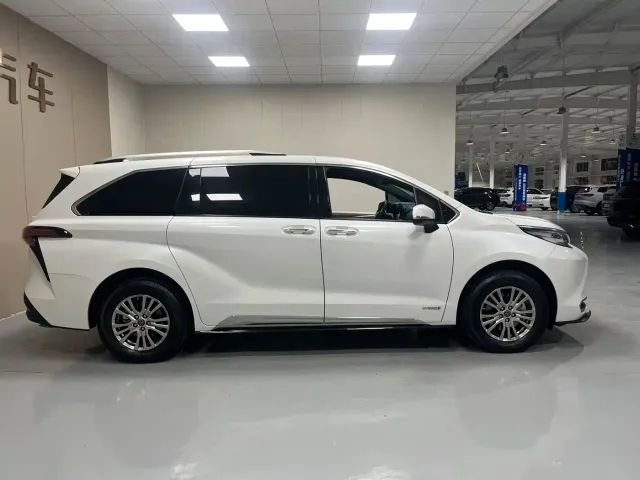 Toyota Sienna — Фото автомобиля 14