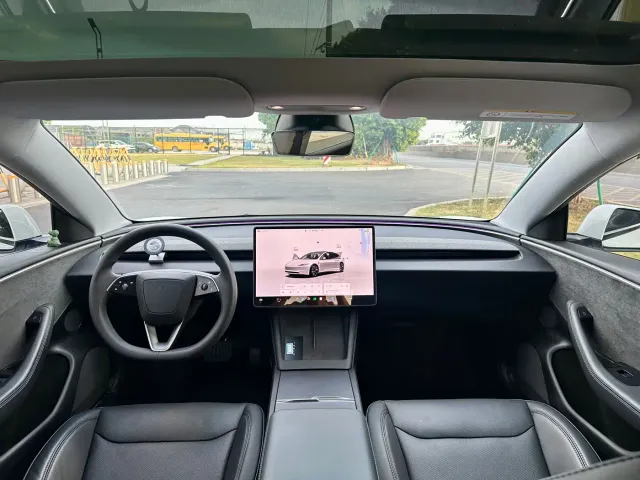 Tesla Model 3 — Фото автомобиля 10