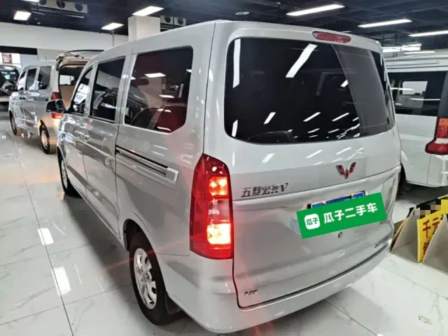 Wuling Hongguang V — Фото автомобиля 22