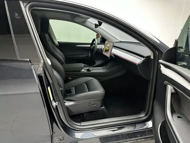 Tesla Model Y — Фото автомобиля 10