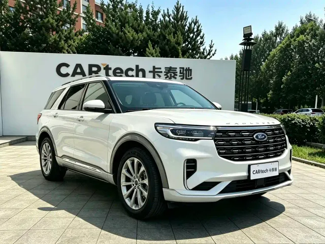 Ford Explorer — Фото автомобиля 3