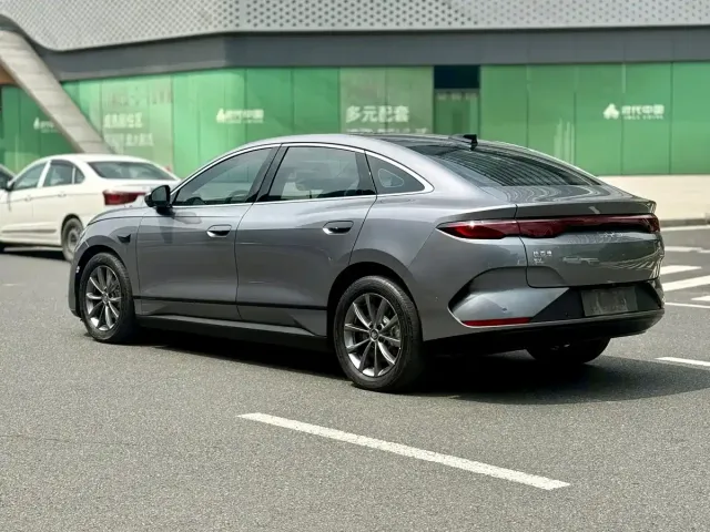 BYD Qin L — Фото автомобиля 9