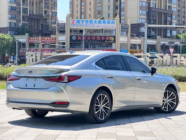 Lexus ES — Фото автомобиля 5