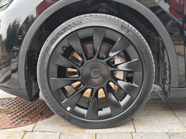 Tesla Model Y — Фото автомобиля 19