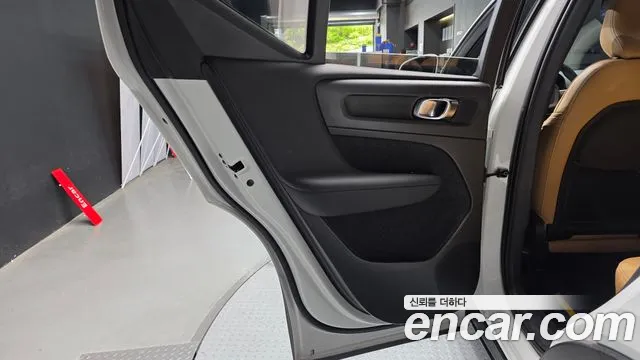 Вольво XC40 B4 Inscription — Фото автомобиля 25