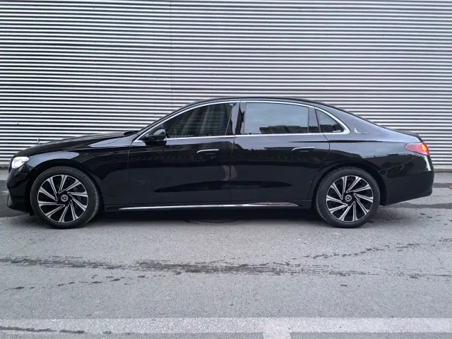 Mercedes-Benz E-Class — Фото автомобиля 12