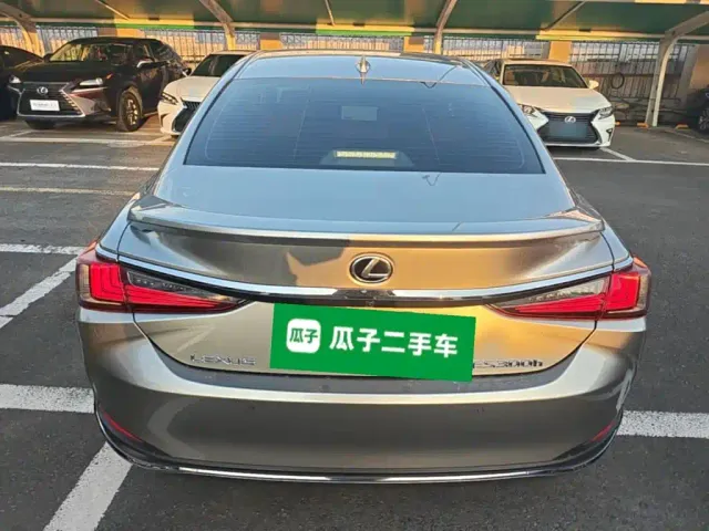 Lexus ES — Фото автомобиля 5