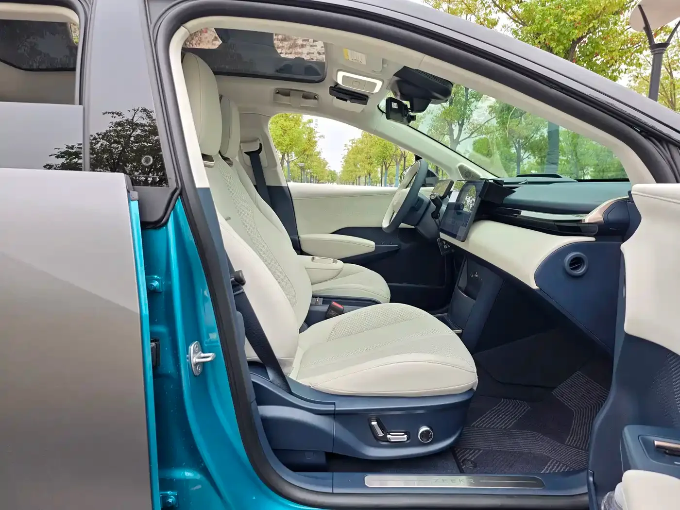 ZEEKR Zeekr X 2023 4WD YOU Edition 5-seater — Фото автомобиля 12