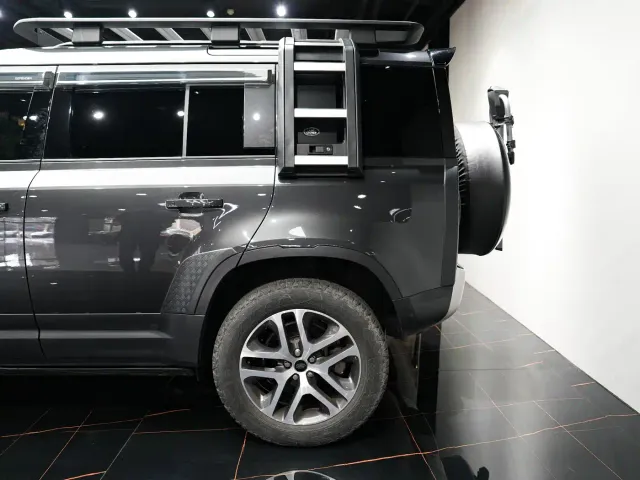 Land Rover Defender — Фото автомобиля 7