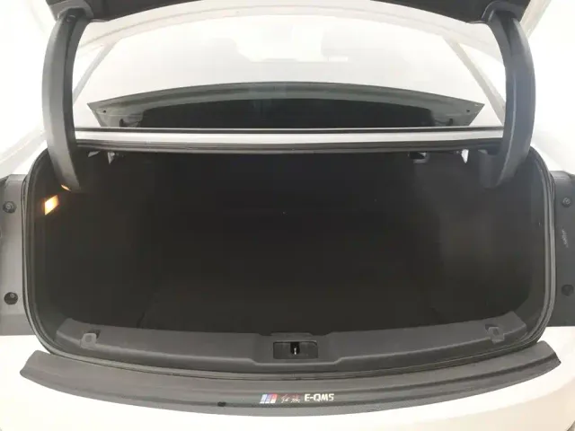 Hongqi E-QM5 — Фото автомобиля 4