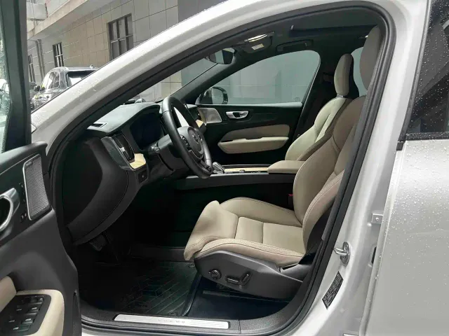 Volvo XC60 — Фото автомобиля 6