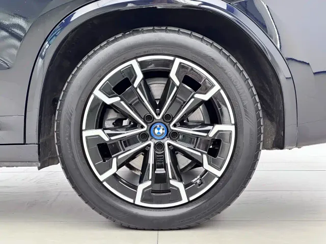 BMW iX3 — Фото автомобиля 3