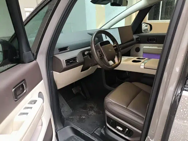 Li Auto MEGA — Фото автомобиля 15