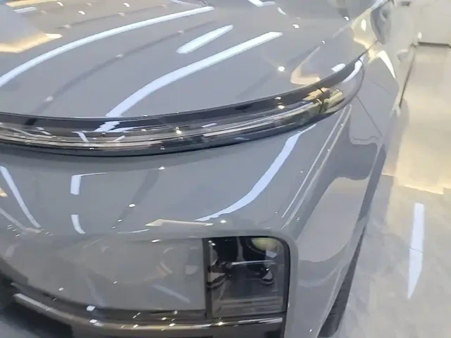 Li Auto L8 — Фото автомобиля 23