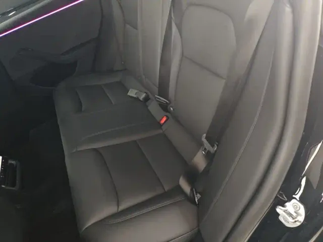 Tesla Model 3 — Фото автомобиля 12