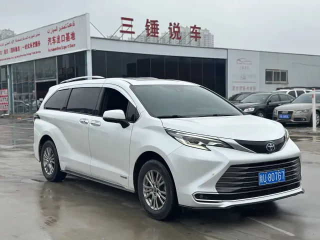 Toyota Sienna — Фото автомобиля 3