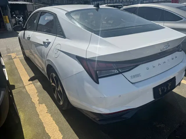 Hyundai Elantra — Фото автомобиля 14