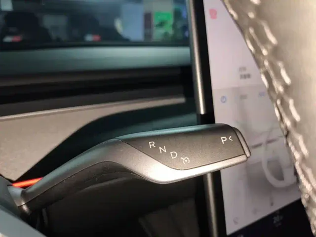 Tesla Model Y — Фото автомобиля 13