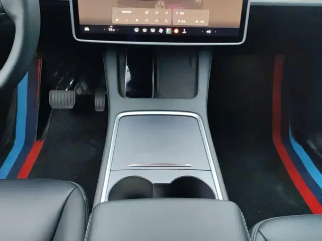 Tesla Model Y — Фото автомобиля 16