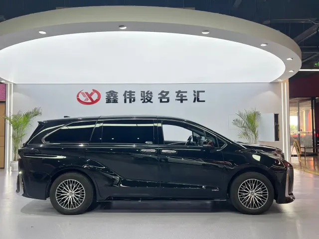 Toyota Sienna — Фото автомобиля 5