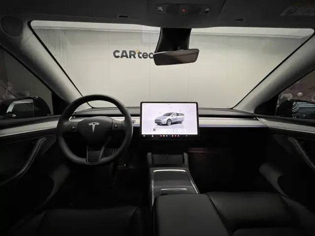 Tesla Model Y — Фото автомобиля 12