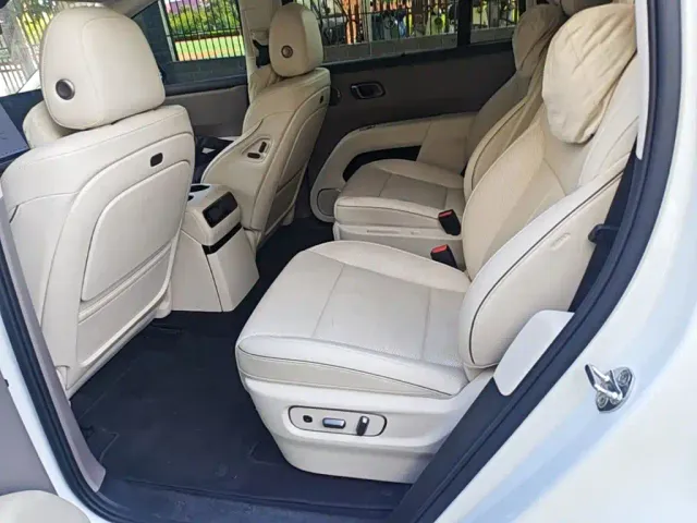 Li Auto i8 — Фото автомобиля 16