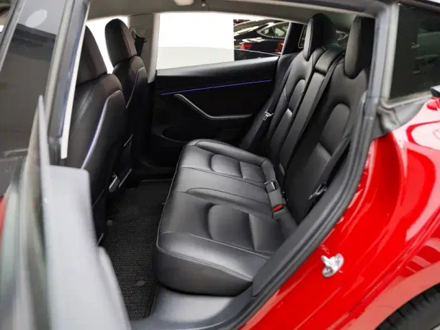 Tesla Model 3 — Фото автомобиля 4