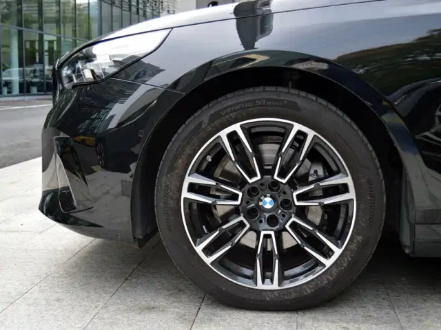 BMW 5 Series — Фото автомобиля 12