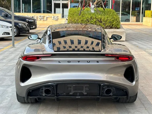 Lotus Emira — Фото автомобиля 8