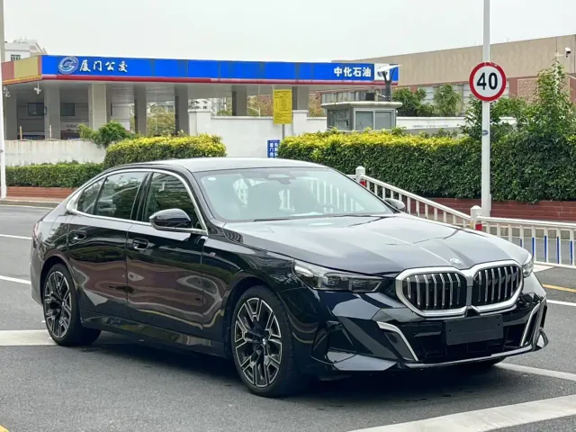 BMW 5 Series — Фото автомобиля 3