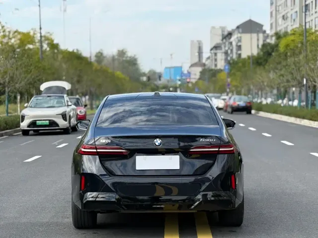 BMW 5 Series — Фото автомобиля 10