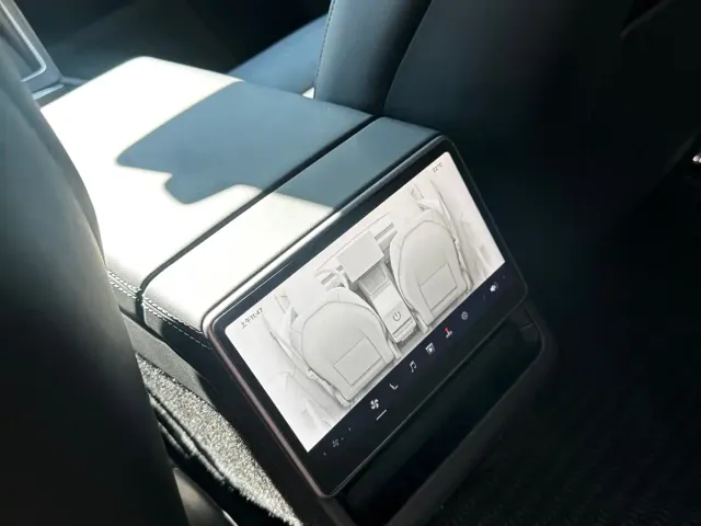 Tesla Model Y — Фото автомобиля 10