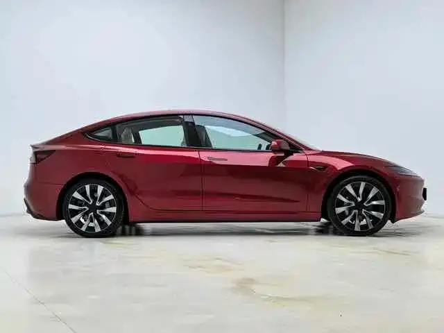 Tesla Model 3 — Фото автомобиля 8