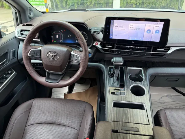 Toyota Sienna — Фото автомобиля 9