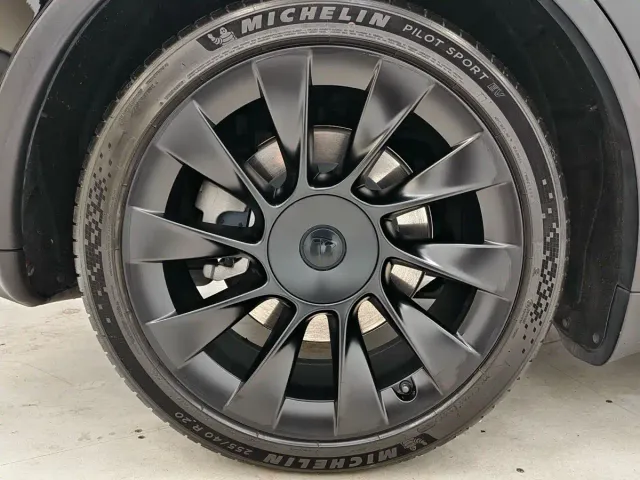 Tesla Model Y — Фото автомобиля 16