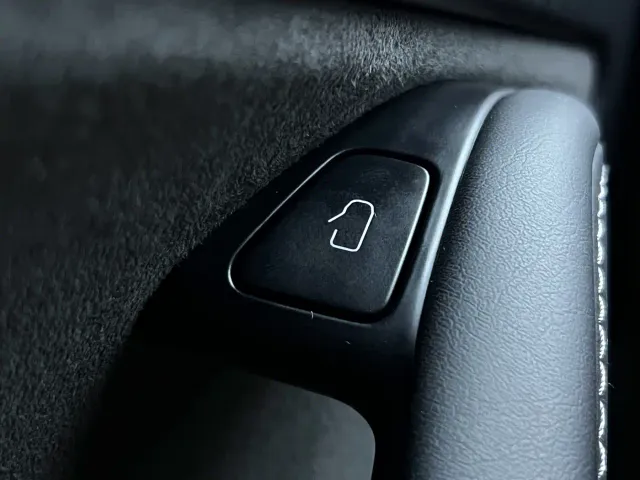 Tesla Model 3 — Фото автомобиля 12