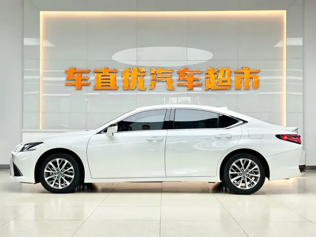 Lexus ES — Фото автомобиля 4