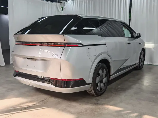 Xpeng X9 — Фото автомобиля 6