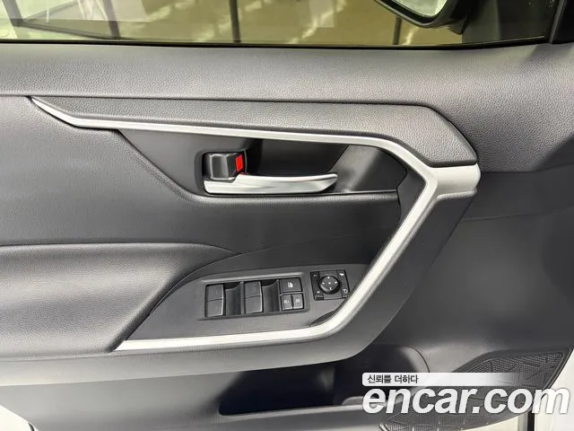 Toyota RAV4 Generation 5 — Фото автомобиля 12