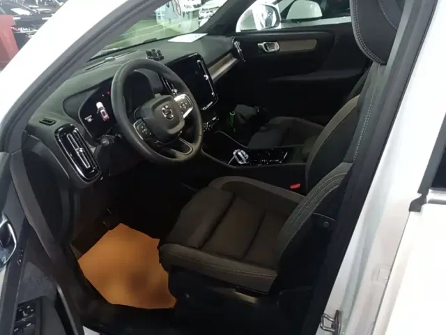 Volvo XC40 — Фото автомобиля 14