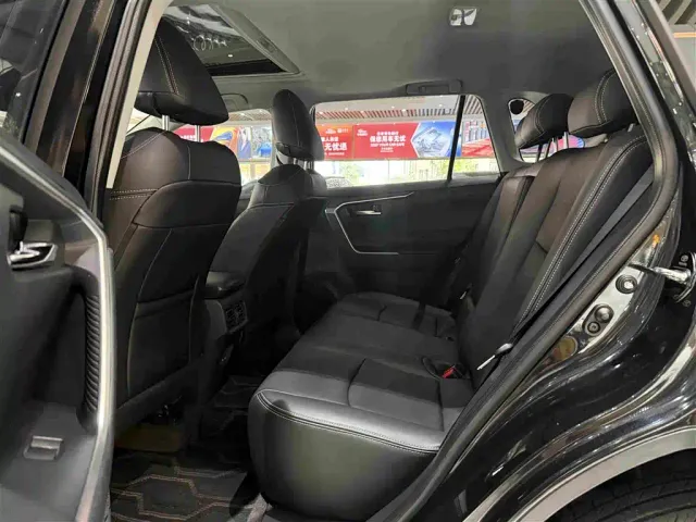 Toyota RAV4 — Фото автомобиля 11