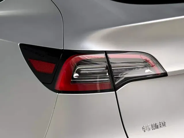 Tesla Model Y — Фото автомобиля 21