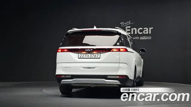 Kia Carnival Generation 4 — Фото автомобиля 4