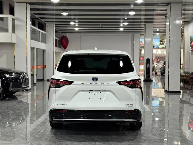 Toyota Sienna — Фото автомобиля 14