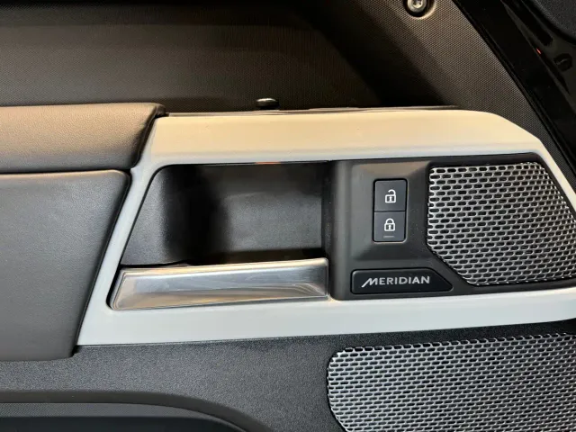 Land Rover Defender — Фото автомобиля 8